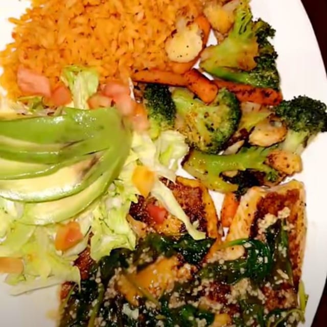 Tilapia Al Mojo De Ajo.
